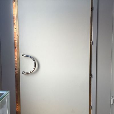 Προσαρμόσιμες διαστάσεις Χαλκός και χαλκό MRI RF Ακρυμμένη πόρτα με συχνότητα προστασίας 14KHz-40GHz