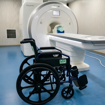 Πτυσσόμενο μη μαγνητικό αναπηρικό αμαξίδιο χωρητικότητας 120 κιλών με αποσπώμενο υποβραχιόνιο για νοσοκομειακή μαγνητική τομογραφία